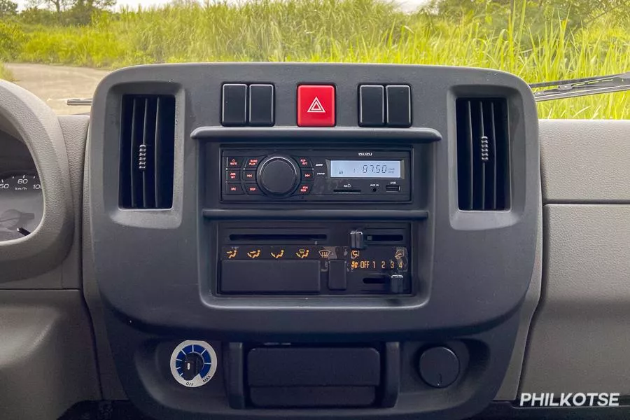 Isuzu Traviz audio system