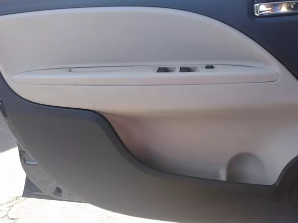 Mitsubishi Mirage G4 GLS 2013 side pockets on front door