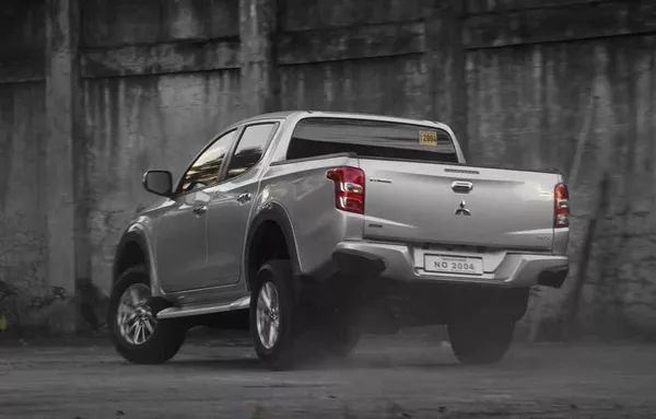 Mitsubishi Strada 2018 rear view