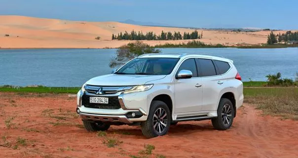 Angular front of a white Mitsubishi Pajero