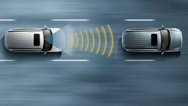 illustration of how forward collision warning works between two cars
