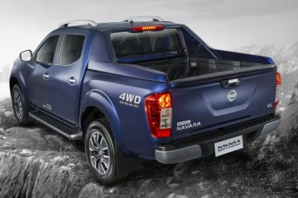 A picture of the Navara VL Sport as it climbs a hill