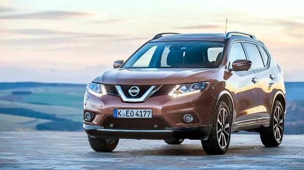 angular front of a brown Nissan-Xtrail