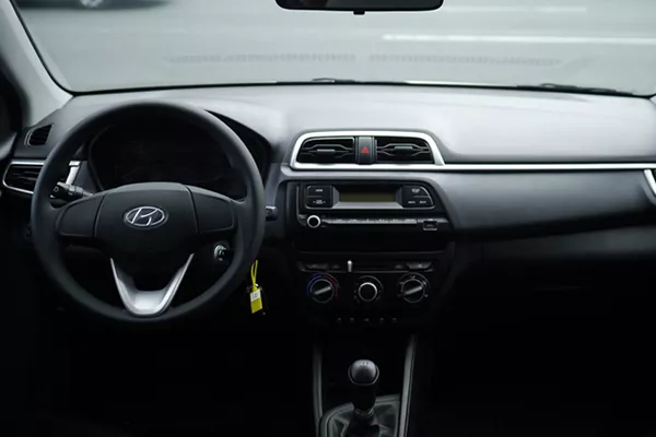 2019 Hyundai Reina dashboard and steering wheel