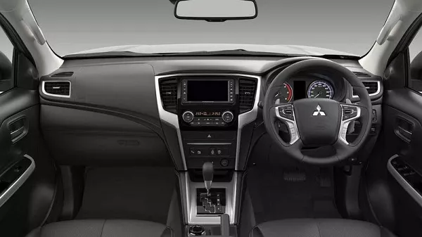 Mitsubishi strada interior