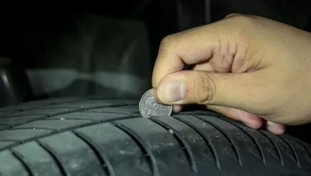 Put the coin into the groove and Jose Rizal's head on the coin is upright Putting the P1 coin into the groove