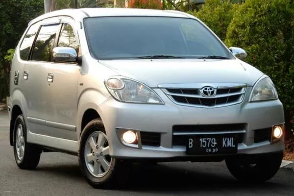 Angular front of the 1st gen Toyota Avanza