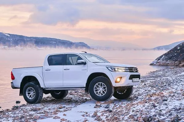 Toyota Hilux 2018 side view