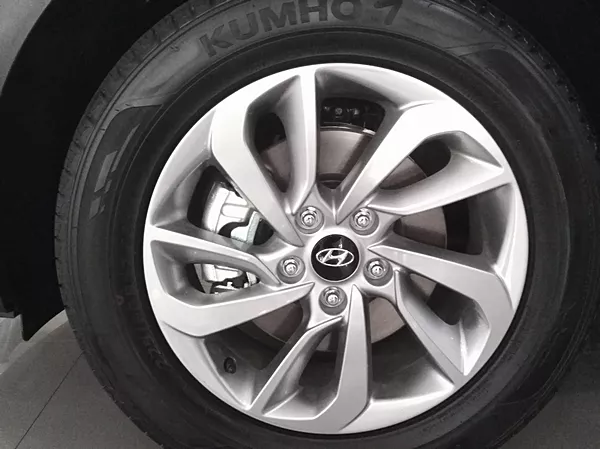 The 2018 hyndai tucson GL variant 17-inch wheel