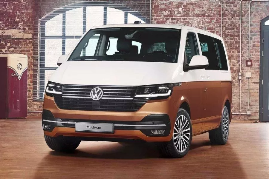 A picture of the Volkswagen Multivan Kombi with a 3D rendered background